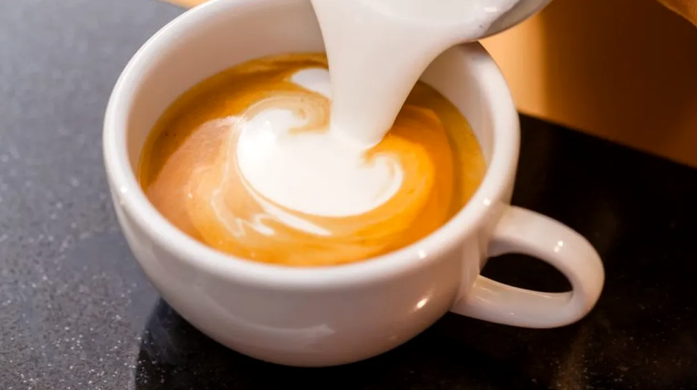 Studiu // Cafeaua cu lapte este un adevărat medicament. La ce ajută